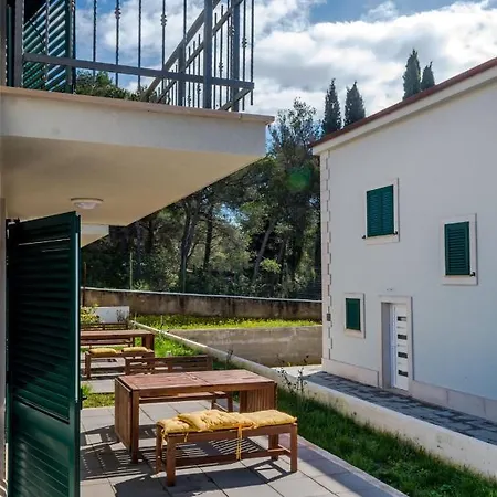 Bijaka Villas&apartments 아파트 *